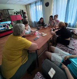 Играем в настольные игры.