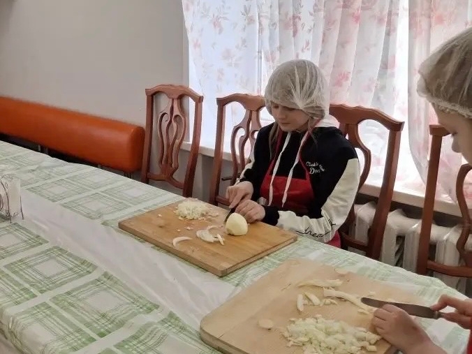 МАЛЕНЬКИЕ ШЕФ-ПОВАРА ЗА РАБОТОЙ: ГОТОВИМ МАКАРОНЫ ПО-ФЛОТСКИ