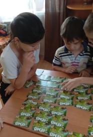 На занятиях с воспитателем. Играем в «Мемо».