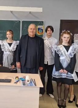 НАШИМ ВЫПУСКНИКАМ ПОСВЯЩАЕТСЯ 