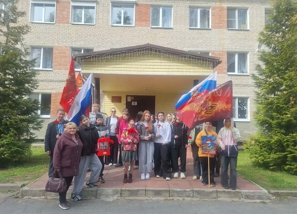 ТОРЖЕСТВЕННЫЙ МИТИНГ НА БРАТСКОМ ЗАХОРОНЕНИИ В П. ТОЛМАЧЕВО   