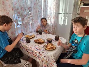 Печем оладьи.