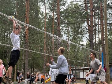 Соревнования по пионерболу .