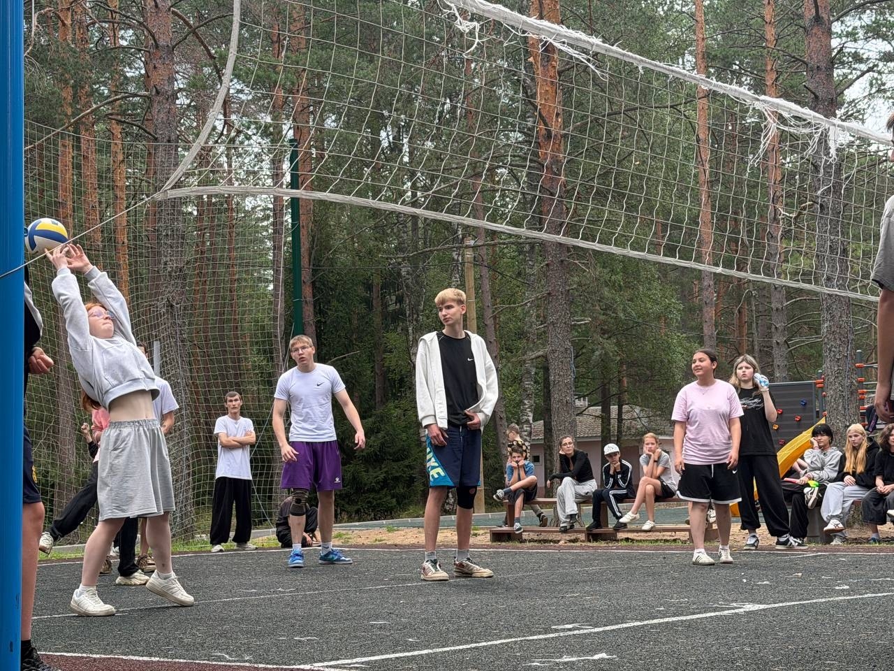 Соревнования по пионерболу .