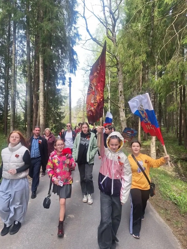 ТОРЖЕСТВЕННЫЙ МИТИНГ НА БРАТСКОМ ЗАХОРОНЕНИИ В П. ТОЛМАЧЕВО   